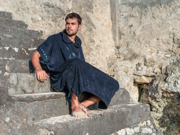 Aztron Starway Poncho Black