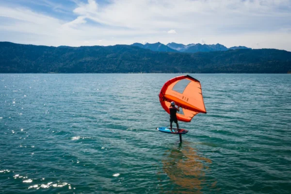 Starboard Airush sparnas ore – veiksmo kadras nuo vandens