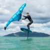 Žmogus laikantis Starboard x Airush FreeWing Air V1 ant vėjo